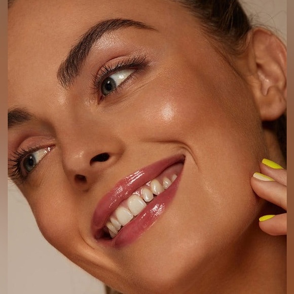 Cíate London Dewy Highlight Glossy Cheek Glow in Shade Dew Drop. - Picture 8 of 9